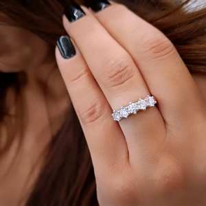 Anillo de banda con cinco piedras de moissanita auténtica, corte redondo, unisex, plata 925 original, regalo sorpresa de boda para pareja - Product Image 6