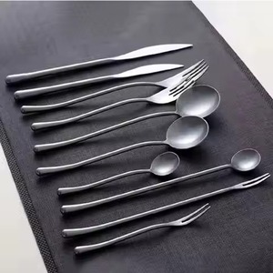 Ensemble de couverts en métal finition noire mate, design minimaliste, couverts durables pour la restauration - Product Image 5
