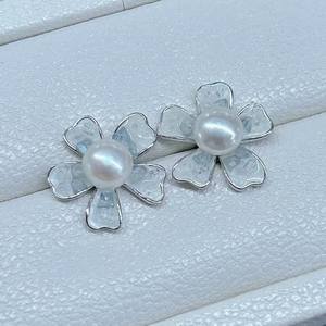 Boucles d'oreilles en perles de luxe haut de gamme au design frais et élégant, motif fleur de cristal de neige glacée, qualité supérieure - Product Image 2