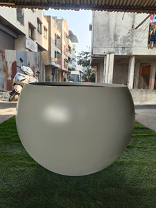 กระถางต้นไม้ทรงกลม ไฟเบอร์กลาส น้ำหนักเบา ทนทาน ดีไซน์ทันสมัย คลาสสิก สำหรับแขวน ตกแต่งบ้าน ใช้ภายนอกอาคาร ผลิตโดย KNT Creations รุ่น Maharashtra - Product Image 3