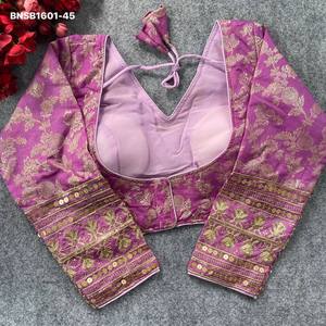 Blusa de excelente calidad en seda Dola con trabajo de tejido Zari y bordado en el borde ancho de las mangas y cuello en V acolchado a precio de mayorista. - Product Image 3