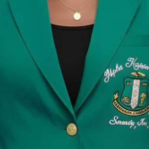 เสื้อเบลเซอร์สีเขียวแบบดั้งเดิมสำหรับผู้หญิง ปกแบบ Notch Lapel ตัดเย็บอย่างประณีต เหมาะสำหรับงานทางการและธุรกิจ พร้อมลายปักตราสัญลักษณ์ - Product Image 4