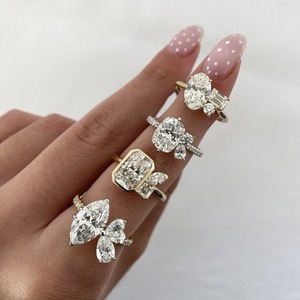 Anillo de compromiso de oro amarillo con diamante de laboratorio marquesa de 2.19 quilates, chapado en rodio, con corazón inclinado y trío de perlas - Product Image 5