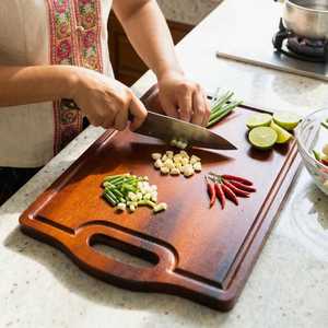 Planche à découper en bois massif avec poignée et rainure pour les jus, grande planche à découper en bois pour la cuisine - Product Image 5