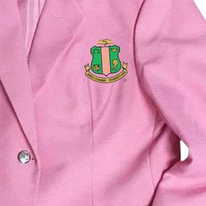 Blazer Clásico Rosa para Mujer con Escudo Bordado en Verde y Dorado, Chaqueta Elegante Formal de Oficina con un Solo Botón - Product Image 4