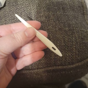 Aguja de coser de hueso natural hecha a mano de primera calidad, herramienta duradera para coser cuero, aguja tradicional para costura a mano y bricolaje - Product Image 3