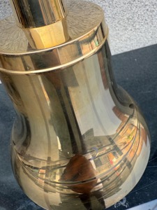 Campana de mano de latón de estilo moderno con mango de madera para entrenadores, profesores y guías de meditación, campana de mano de latón de tono claro, estilo indio - Product Image 2