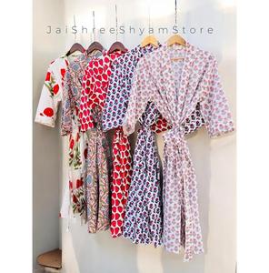 Robe de style kimono en coton respirant avec motif floral, conçue pour les femmes, idéale pour la nuit et offrant une grande liberté de mouvement. - Product Image 1