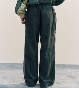 Pantalon de survêtement OEM/ODM pour femme, design personnalisé, couleur unie, avec bandes latérales contrastantes, taille mi-haute, coupe ample, en tissu de haute qualité - Product Image 2
