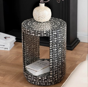 Mesa auxiliar moderna con incrustaciones de hueso gris y blanco, con un diseño floral de enredaderas, disponible a precios de mayorista. - Product Image 2