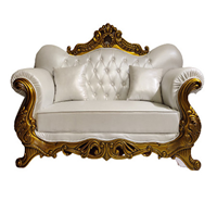 Chaise longue de mariage élégante en similicuir blanc asymétrique avec bordures en feuilles dorées, disponible à prix de gros.