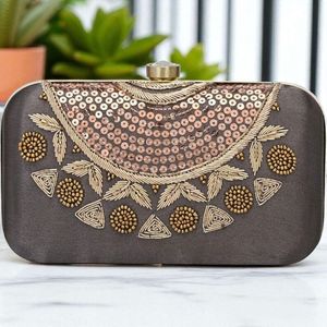 กระเป๋าคลัทช์ปักลายคริสตัลเพชรประดับมุกสำหรับงานเลี้ยงงานแต่งงาน ทำมืออย่างประณีต - Product Image 1