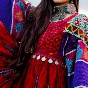 Ensemble de robe en coton rouge brodée avec manches longues et motifs colorés pour femmes, style indien, à porter toute l'année - Product Image 3