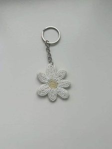 Porte-clés Écologique en Perles de Rocaille Brodé à la Main Style Classique Artistique et Durable pour Décoration de Remise de Diplôme et Fête Nationale Tendance - Product Image 2