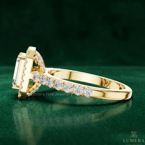 Anillo de Compromiso de Lujo en Oro Amarillo de 14K con Corte Esmeralda y Halo de Diamantes Blancos Cultivados en Laboratorio, Certificado IGI VVS1, Joyería Fina para Mujer - Product Image 2