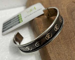 Brazalete de Metal Hecho a Mano con Alambre Plateado, Diseño Grabado con Mantra Aum, Ajustable, Unisex, Ancho, para Aliviar la Artritis, Color Plateado - Product Image 5