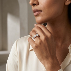 Bague de fiançailles classique en diamant taille poire en platine PT950 avec pierre latérale taille émeraude pour femme - Product Image 5
