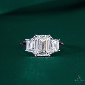 Anillo de Compromiso de Diamante Cultivado en Laboratorio con Corte Esmeralda de Lujo de 3.63CT, Diamantes Laterales en Forma de Trapezoide, Chapado en Oro de 14K, Certificado IGI, Anillo de Boda - Product Image 4