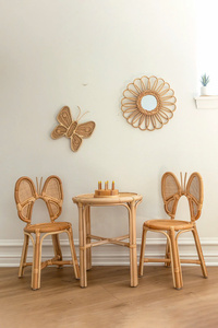 Conjunto de mesa y silla para niños en forma de mariposa - Tejido con ratán natural, ideal para estudiar, jugar y fiestas. - Product Image 6