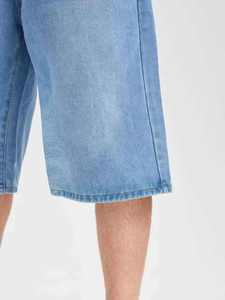 กางเกงยีนส์ขาสั้นทรงหลวมสไตล์สตรีทแวร์สำหรับผู้ชาย ขายส่ง กางเกงยีนส์ขาสั้นปักลายขาดๆ แต่งแพทช์ สำหรับฤดูร้อน - Product Image 6