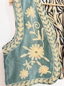 Chaleco Bordado Suzani de Terciopelo Ligero al por Mayor |   Chaqueta de Moda Étnica Bohemia Hecha a Mano con Estampado Floral, 100% - Product Image 5