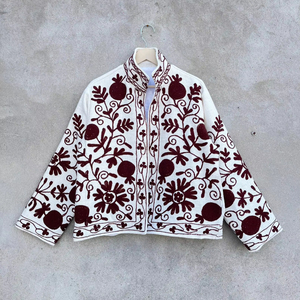 เสื้อแจ็คเก็ตผ้าฝ้ายสีขาวสำหรับผู้หญิง ปักลายดอกไม้สีแดงเลือดหมู สไตล์โบฮีเมียน งานแฮนด์เมด เสื้อคลุมตัวสั้น - Product Image 1