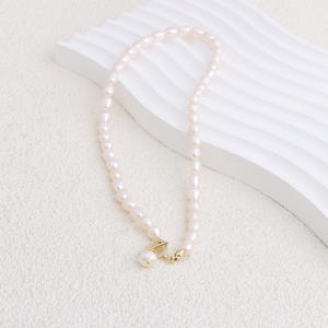 Collar de Perlas de Agua Dulce Personalizado de Alta Gama con Diseño de Hebilla OT y Cadena de Hueso para Suéteres - Product Image 2