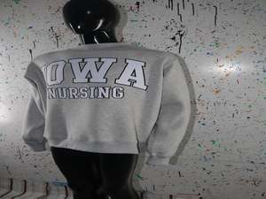 Sudadera IOWA NURSING HEATHER GREY con cuello alto, 100% algodón, con apliques bordados blancos, cuello ancho, hilos finos. - Product Image 3
