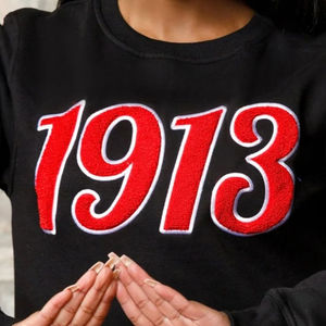 เสื้อสเวตเชิ้ตคอกลม 1913 Script Chenille สีดำ ผ้าฟลีซพรีเมียม เสื้อผ้าสำหรับชมรมนักศึกษากรีก DST Delta เสื้อลำลองสำหรับฤดูหนาว - Product Image 3