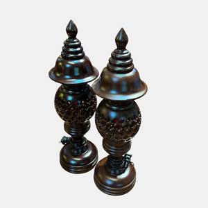 Une paire de lampes d'autel en bois en forme de nid d'abeille. - Product Image 2