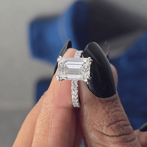Bague de fiançailles élégante en or blanc avec diamant de laboratoire taille émeraude 3 carats et demi-bague éternité à double griffe - Product Image 3