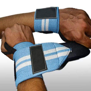 Las muñequeras resistentes y flexibles para levantamiento de pesas ayudan a mantener los muñecos firmes durante los exigentes ejercicios de fuerza en el gimnasio. - Product Image 5