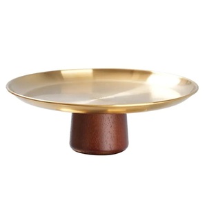 Soporte para Pastel de Metal Dorado con Base de Madera, Bandeja para Servir Postres, Diseño Moderno Móvil, Artesanía, Vajilla para Bodas y Fiestas - Product Image 2