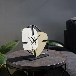Horloge de bureau géométrique minimaliste en résine et métal, fonctionnant à piles, mouvement à quartz, affichage à aiguilles - Product Image 2
