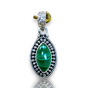 Colgantes de Plata de Ley 925 Ligeros con Gemas de Malaquita Verde, Engastados en Bisel con Corte Marquesa, Venta al por Mayor para Mujer - Product Image 1