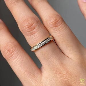 Anillo de boda clásico y elegante de oro amarillo con diamantes, ideal como regalo de aniversario, joyería fina para ella, para uso diario. - Product Image 1