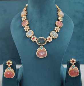 สร้อยคอฟิวชั่นคุณภาพพรีเมียมพร้อมต่างหูสวยงามสำหรับผู้หญิง เหมาะสำหรับงานปาร์ตี้ งานแต่งงาน และงานเฉลิมฉลองต่างๆ - Product Image 1