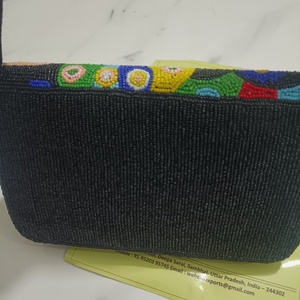 Bolso de Mano Hecho a Mano con Cuentas, Patrón Geométrico Multicolor, Bolso Rectangular de Hombro con Correa Negra, Bolso de Hombro Étnico Bordado - Product Image 6