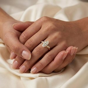 Anillo de compromiso de moissanita con corte marquesa de 1.50 CT, anillo de boda cruzado de oro de 14K, anillo de promesa de cinco piedras para aniversario - Product Image 6
