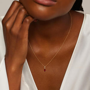 Collier pendentif solitaire en diamant avec pierre rouge taille poire - Product Image 4