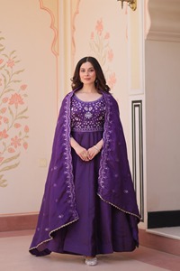 Últimas colecciones de vestidos Anarkali con bordados de cuentas elegantes para mujeres, ideales para bodas y festivales indios y pakistaníes. - Product Image 4