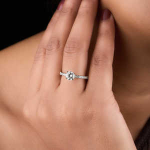 แหวนหมั้นเพชรปูทอง18K สไตล์คลาสสิก purerecarat เครื่องประดับหรูหราด้วยเพชรที่สง่างาม - Product Image 4