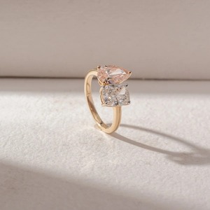 Anillo de compromiso Toi et Moi con diamante cultivado en laboratorio de 2.01 quilates, corte pera y almohada, color rosa, oro amarillo de 14K, dos piedras, personalizado, OEM, venta al por mayor - Product Image 3