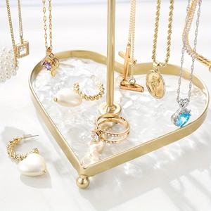 Soporte organizador de joyas con parte superior curvada y múltiples ganchos, exhibidor de collares, almacenamiento antienredos, base estable para una elegante configuración de tocador - Product Image 2