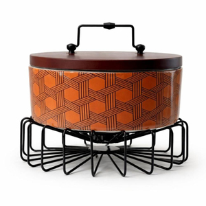 Bol de service géométrique en métal orange de style moderne avec couvercle en bois et support décoratif en fer blanc et poignée pour une restauration haut de gamme - Product Image 2