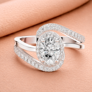 Un elegante anillo de diamantes con halo ovalado y banda trenzada, diseñado para una brillantez atemporal, lujo refinado y romance moderno. - Product Image 1