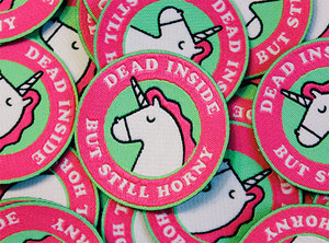 Patch brodé thermocollant Vector Scouts, forme octogonale rouge et jaune, feutre non tissé découpé au laser - Product Image 6