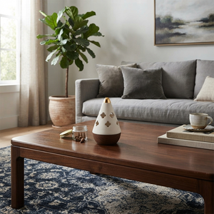 Brûleur d'encens blanc en forme de cône avec découpes en forme de trèfle, une pointe dorée brillante et une base en bois arrondie pour l'aromathérapie et la décoration - Product Image 4
