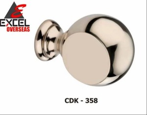 Pomo de puerta central de latón con diseño de bola, manija para instalaciones de puertas estándar, precio mayorista - Product Image 3