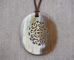 Collier artisanal en corne naturelle polie, écologique, élégant, bijou d'amour sculpté en corne de buffle - Product Image 5